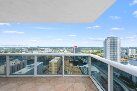 Condominio en venta en Hallandale Beach, Florida, 2 dormitorios, 135.45 m2 № 1951166 - foto 3