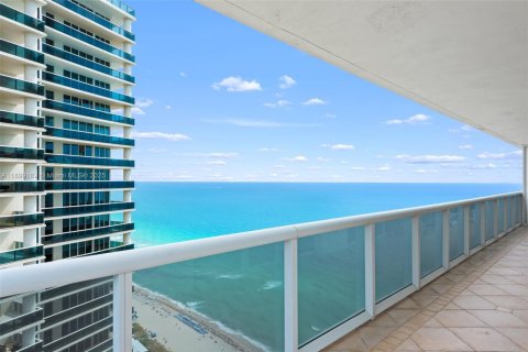 Condominio en venta en Hallandale Beach, Florida, 2 dormitorios, 135.45 m2 № 1951166 - foto 4