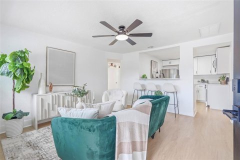 House in Tampa, Florida 3 bedrooms, 93.55 sq.m. № 2224607 - photo 2