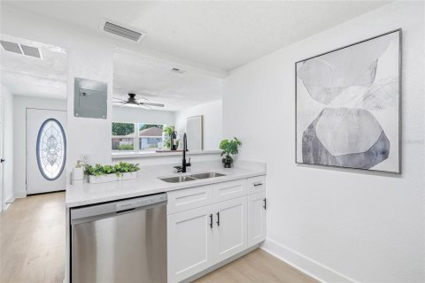 House in Tampa, Florida 3 bedrooms, 93.55 sq.m. № 2224607 - photo 6