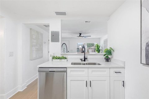 House in Tampa, Florida 3 bedrooms, 93.55 sq.m. № 2224607 - photo 7