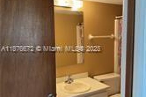 Condo in Cape Coral, Florida, 2 bedrooms  № 1922680 - photo 12