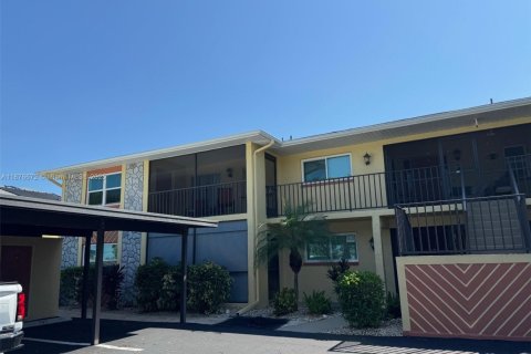 Condo in Cape Coral, Florida, 2 bedrooms  № 1922680 - photo 1