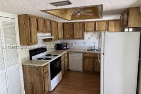 Condo in Cape Coral, Florida, 2 bedrooms  № 1922680 - photo 6