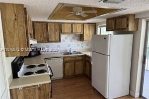 Condo in Cape Coral, Florida, 2 bedrooms  № 1922680 - photo 5