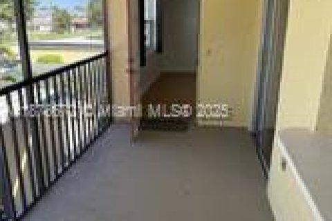 Condo in Cape Coral, Florida, 2 bedrooms  № 1922680 - photo 9