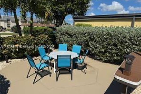 Condo in Cape Coral, Florida, 2 bedrooms  № 1922680 - photo 11