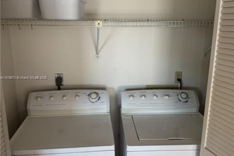 Condo in Cape Coral, Florida, 2 bedrooms  № 1922680 - photo 14