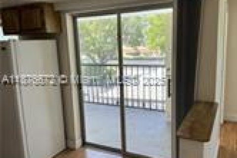 Condo in Cape Coral, Florida, 2 bedrooms  № 1922680 - photo 8