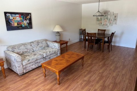 Condo in Cape Coral, Florida, 2 bedrooms  № 1922680 - photo 7
