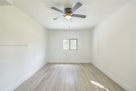 Casa en venta en Miami, Florida, 4 dormitorios, 92.16 m2 № 1844153 - foto 20