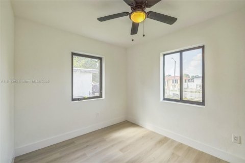 Casa en venta en Miami, Florida, 4 dormitorios, 92.16 m2 № 1844153 - foto 22