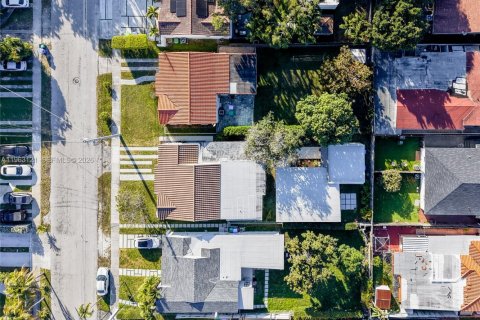 Commercial property in Miami, Florida 218.78 sq.m. № 2027244 - photo 4