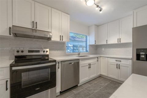 Commercial property in Miami, Florida 218.78 sq.m. № 2027244 - photo 29