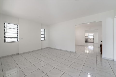 Commercial property in Miami, Florida 218.78 sq.m. № 2027244 - photo 17