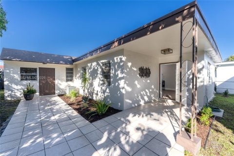 Commercial property in Miami, Florida 218.78 sq.m. № 2027244 - photo 5