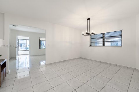 Commercial property in Miami, Florida 218.78 sq.m. № 2027244 - photo 21