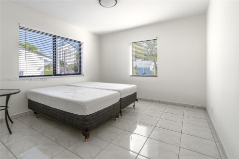 Commercial property in Miami, Florida 218.78 sq.m. № 2027244 - photo 13