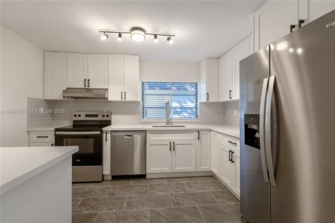 Commercial property in Miami, Florida 218.78 sq.m. № 2027244 - photo 10