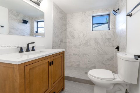 Commercial property in Miami, Florida 218.78 sq.m. № 2027244 - photo 14