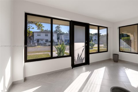 Commercial property in Miami, Florida 218.78 sq.m. № 2027244 - photo 8