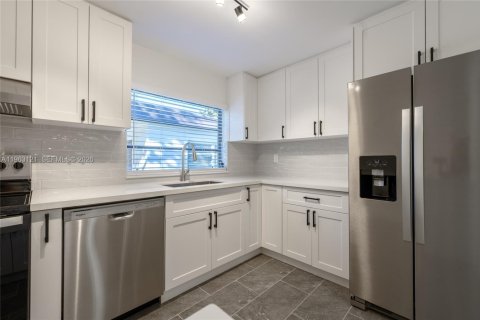 Commercial property in Miami, Florida 218.78 sq.m. № 2027244 - photo 11