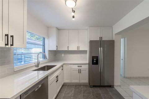 Commercial property in Miami, Florida 218.78 sq.m. № 2027244 - photo 9