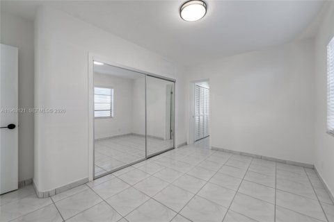 Commercial property in Miami, Florida 218.78 sq.m. № 2027244 - photo 15