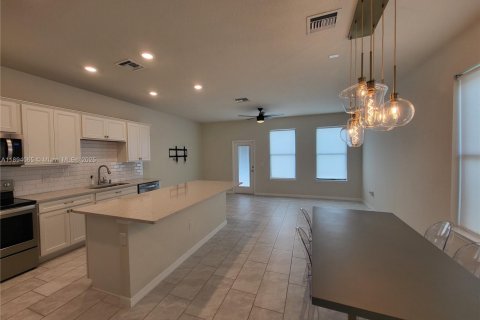 Снять в аренду таунхаус в Палм Спрингс, Флорида 3 спальни, 157.1м2, № 1945870 - фото 2