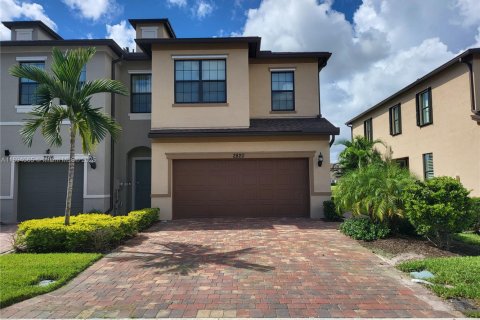 Снять в аренду таунхаус в Палм Спрингс, Флорида 3 спальни, 157.1м2, № 1945870 - фото 1