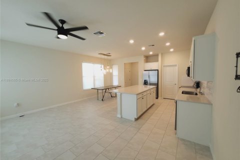 Снять в аренду таунхаус в Палм Спрингс, Флорида 3 спальни, 157.1м2, № 1945870 - фото 3