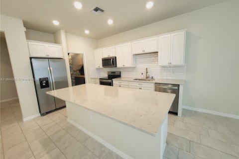 Снять в аренду таунхаус в Палм Спрингс, Флорида 3 спальни, 157.1м2, № 1945870 - фото 4