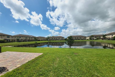 Снять в аренду таунхаус в Палм Спрингс, Флорида 3 спальни, 157.1м2, № 1945870 - фото 19