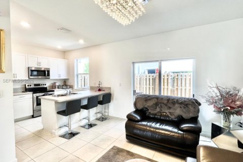 Townhouse in Homestead, Florida 4 bedrooms, 123.65 sq.m. № 2003455 - photo 4