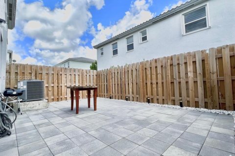 Townhouse in Homestead, Florida 4 bedrooms, 123.65 sq.m. № 2003455 - photo 9