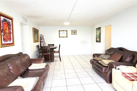 Copropriété à louer à Miami, Floride: 2 chambres, 80.82 m2 № 1982189 - photo 2