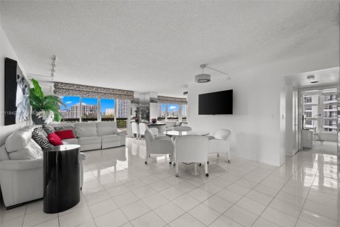 Condo in Aventura, Florida, 2 bedrooms № 1834480 - photo 1