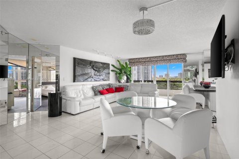 Condo in Aventura, Florida, 2 bedrooms № 1834480 - photo 2