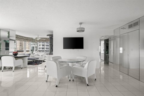 Condo in Aventura, Florida, 2 bedrooms № 1834480 - photo 5