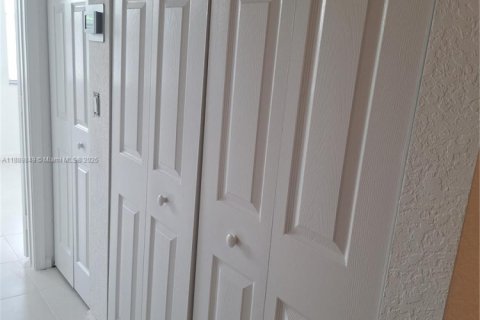 Снять в аренду таунхаус в Маргит, Флорида 2 спальни, 110.55м2, № 1939196 - фото 18