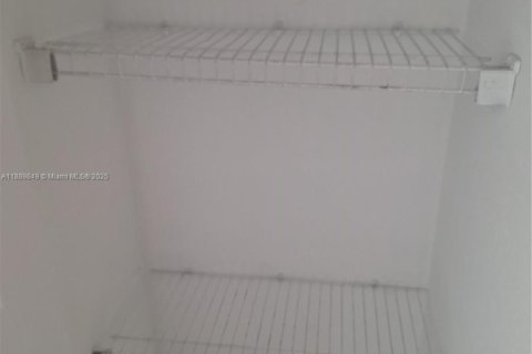 Снять в аренду таунхаус в Маргит, Флорида 2 спальни, 110.55м2, № 1939196 - фото 23