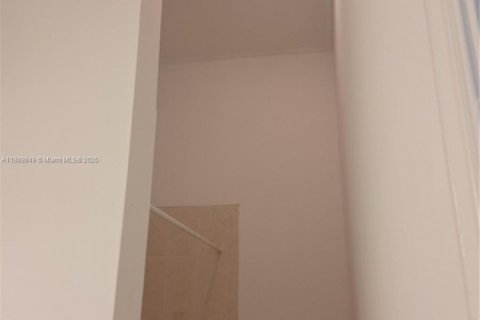 Снять в аренду таунхаус в Маргит, Флорида 2 спальни, 110.55м2, № 1939196 - фото 29