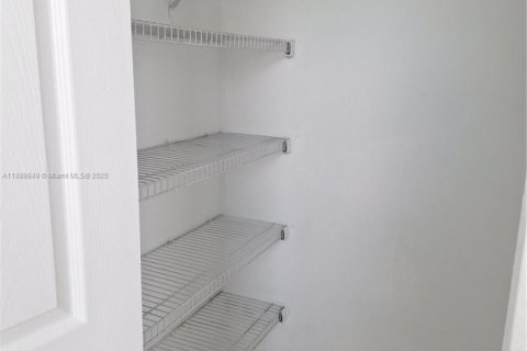 Снять в аренду таунхаус в Маргит, Флорида 2 спальни, 110.55м2, № 1939196 - фото 28