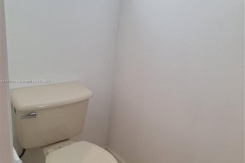 Снять в аренду таунхаус в Маргит, Флорида 2 спальни, 110.55м2, № 1939196 - фото 16