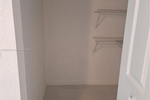 Снять в аренду таунхаус в Маргит, Флорида 2 спальни, 110.55м2, № 1939196 - фото 27