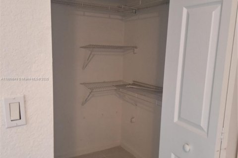 Снять в аренду таунхаус в Маргит, Флорида 2 спальни, 110.55м2, № 1939196 - фото 12