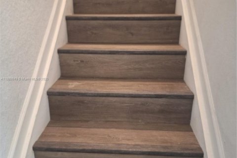 Снять в аренду таунхаус в Маргит, Флорида 2 спальни, 110.55м2, № 1939196 - фото 6