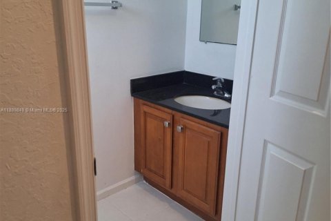 Снять в аренду таунхаус в Маргит, Флорида 2 спальни, 110.55м2, № 1939196 - фото 15
