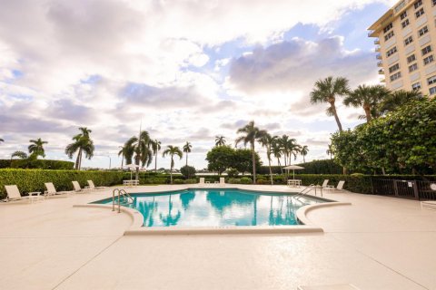 Condo in West Palm Beach, Florida, 2 bedrooms  № 786348 - photo 1