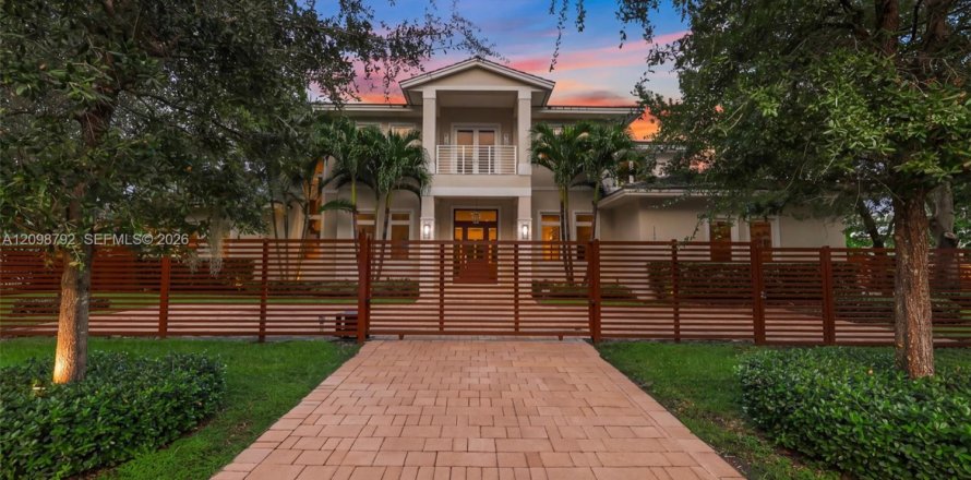 House in Pinecrest, Florida 5 bedrooms, 517 sq.m. № 2397734